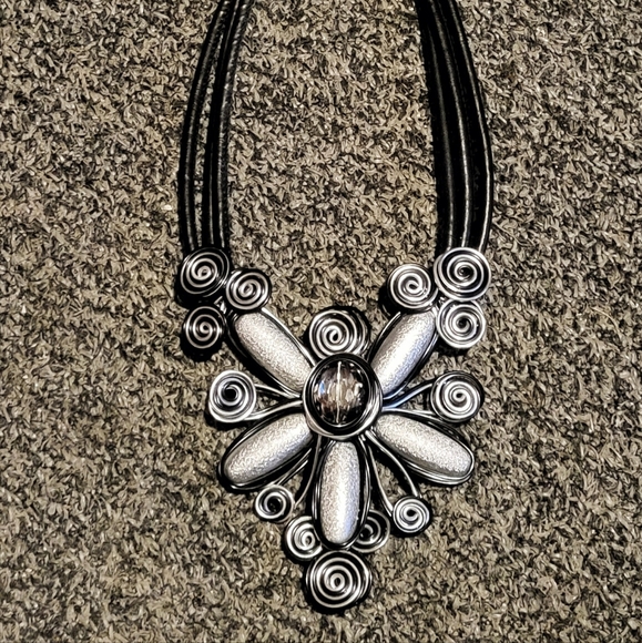 NECKLACE Gorgeous Statement Peice - Picture 3 of 5